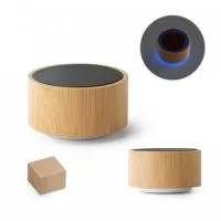 Caixa de som em bambu e ABS. Possui transmissão sem fios BT v5.0 para se conectar ao seu dispositivo móvel. Tem bateria com potência de 3W e capacidade até 300 mAh que permite autonomia aproximada de 2 horas. Fornecido em caixa presente de papel kraft. Ø74 x 42 mm