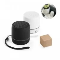 Caixa de som portátil em ABS reciclado com faixa LED exterior, com transmissão BT v5.0. Tem potência de 3W (4?) e autonomia aproximada de 4 horas. Permite ainda a função para atender chamadas e conectar à playlist do dispositivo móvel. Fornecido em caixa presente de papel kraft. ø55 x 63 mm