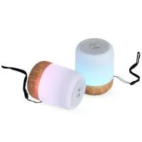Caixa de som multimídia,  Fabricada em material plástico de qualidade, ela oferece várias opções de reprodução, incluindo Bluetooth, rádio FM, pen drive e cartão TF (MicroSD).  As luzes integradas adicionam um toque de estilo e atmosfera ao ambiente. Com uma base antiderrapante, a caixa de som permanece estável em superfícies diversas. Ela é acompanhada por um cabo USB para carregamento e um cordão de nylon para fácil transporte. Com uma circunferência de 217mm. IMPORTANTE: As imagens exibidas neste site são ilustrativas e podem apresentar variações de tonalidade e intensidade em relação ao produto real.