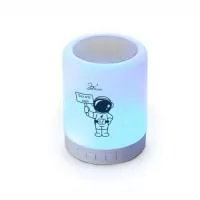 Caixa de Som Multimídia com Luzes é um produto moderno e versátil. Feita em material plástico resistente na cor branca fosca, a parte superior possui um falante e um sensor touch para troca de luzes. A parte inferior é branca leitosa, com base em EVA antideslizante e alça de alumínio para transporte. A caixinha executa nos modos Bluetooth, Rádio FM, Auxiliar e Cartão TF (MicroSD), oferecendo diversas opções para reprodução de música. Acompanha cabo USB e cabo Auxiliar (P2) para carregamento e conexão com outros dispositivos. Com o design moderno e as luzes decorativas, é perfeita para quem busca uma caixa de som diferenciada.
