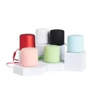 Caixa de som bluetooth com conectividade TWS, material plástico. A tecnologia TWS sincroniza duas caixas de som em uma só, aumentando a potência sonora. Contém microfone embutido para atendimento de chamadas telefônicas. Base de silicone antiderrapante. Acompanha cordão de nylon e cabo USB-V8.