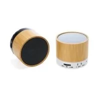 Caixa de som multimídia com Bluetooth e entrada para cartão TF. Material plástico com acabamento em bambu, possui a parte inferior com detalhes em relevo de algumas funções: botão Off/On; entrada para cartão MicroSD. Parte inferior com detalhe emborrachado anti-deslizante, acompanha cabo USB