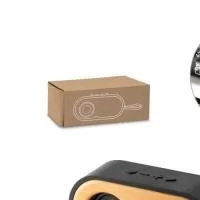 Caixa de som portátil com microfone, em bambu e ABS 100% reciclado com potência de 3W e transmissão sem fios BT v5.0. Autonomia aproximada de 5h com uma bateria de 1200 mAh. Fornecido em caixa presente de papel kraft reciclado. A cor e o resultado da impressão nos materiais naturais pode variar entre produtos. 135 x 40 x 65 mm
