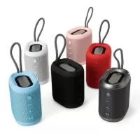 Caixa de som multimídia. Material plástico resistente a água, e falantes com acabamento em tecido, possui um cordão de nylon acoplado para facilitar o transporte. A caixinha funciona nos modos bluetooth, radio fm, cartão tf (micro sd), auxiliar e usb. Possui bateria de longa duração, com autonomia de aproximadamente 35 horas continuas de reprodução. É possível emparelhar 2 caixinhas do mesmo modelo e executar o som sincronizado em ambas. Acompanha cabo usb e cabo auxiliar p2.