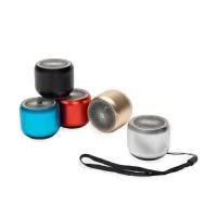 Descrição: Caixa de som com estrutura em metal e plástico. Possui base emborrachada com botão liga/desliga, conexão Bluetooth 5.0, autonomia de reprodução estimada de até 2 horas e meia e entrada USB-C para carregamento. Acompanha cordão de nylon e cabo USB-C.  Altura :  3,6 cm  Largura :  4,4 cm  Circunferência :  14 cm  Medidas aproximadas para gravação (CxL):  1,5 cm x 4 cm