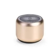 Caixa de som com estrutura em metal e plástico. Possui base emborrachada com botão liga/desliga, conexão Bluetooth 5.0, autonomia de reprodução estimada de até 2 horas e meia e entrada USB-C para carregamento. Acompanha cordão de nylon e cabo USB-C.