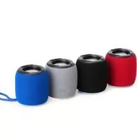 Caixa de som multimídia com iluminação RGB em 7 modos dinâmicos. Oferece conexão Bluetooth com tecnologia TWS para sincronizar duas caixas simultaneamente. Conta ainda com rádio FM e reprodução de arquivos MP3 via cartão MicroSD ou pen drive. Acompanha cordão de nylon, cabo micro USB (V8) e plaquinha de alumínio para personalização.  Altura :  8,9 cm  Comprimento :  8,6 cm  Circunferência :  27 cm