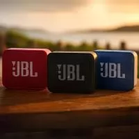 A JBL Go Essential é uma caixa de som portátil e ultracompacta com Bluetooth. Reproduza suas músicas através de Bluetooth por até cinco horas de som com a qualidade profissional JBL. Mergulhe com seu design à prova d’água IPX7. Disponível em 3 cores vibrantes, a Go Essential é a caixa de som perfeita para levar sua música a qualquer lugar.