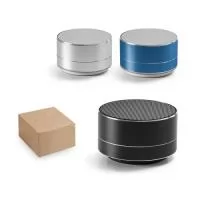 Caixa de som portátil com microfone, em alumínio 100% reciclado e detalhes em ABS 100% reciclado. Transmissão sem fios BT v5.0 e leitor de cartões microSD com 3W. Bateria com 400 mAh e autonomia aproximada de 3h. Função para atender chamadas, controle de volume e conexão à playlist do dispositivo móvel. Incluso cabo USB para carregar. Fornecido em caixa presente de papel kraft reciclado. ø71 x 42 mm | Caixa: 80 x 80 x 60 mm