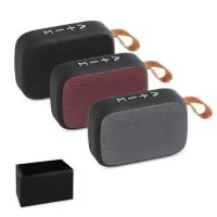Caixa de som portátil com microfone, em ABS, tecido em poliéster e acabamento emborrachado. Possui transmissão sem fios BT v5.0, ligação stereo 3,5 mm e leitor de cartões microSD. Potência de 3W/4?, bateria com capacidade de 300 mAh e autonomia, aproximada, de 2h. Função para atender chamadas, controle de volume, conexão à playlist do dispositivo móvel e rádio FM. Incluso cabo USB-C para carregar. Fornecida em caixa presente. 120 x 80 x 40 mm | Caixa: 142 x 85 x 45 mm