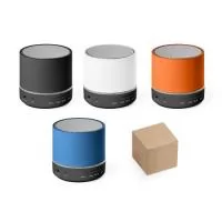 Caixa de som portátil com microfone, em ABS 100% reciclado. Possui transmissão sem fios BT 5.3, potência de 3W, bateria com 400 mAh e autonomia, aproximada, de 4h30. Permite as funções de atender chamadas, leitor de cartões microSD, entrada AUX e reprodução automática via porta USB-A. Incluso cabo de carregamento USB-C. Fornecido em caixa presente de papel kraft reciclado que pode ser reutilizada como suporte de celular. A grelha é fornecida solta para pedidos não personalizados. ø60 x 58 mm | Caixa: 65 x 63 x 75 mm