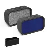 Caixa de som portátil com microfone, em ABS, tecido em poliéster e acabamento emborrachado. Possui transmissão sem fios BT v4.2, potência de 3W/4?, ligação stereo 3,5 mm, leitor de cartões TF. A coluna tem autonomia, aproximada, de 2h. Função para atender chamadas, controle de volume, conexão à playlist do dispositivo móvel e rádio FM. Incluso cabo USB para carregar. Fornecida em caixa presente. 140 x 80 x 45 mm | Caixa: 160 x 82 x 60 mm