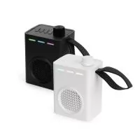 Caixa de som multimídia com estrutura em plástico e iluminação RGB ajustável na parte frontal. Possui conexão Bluetooth 5.4 e rádio FM, além de entradas USB-A e TF (microSD) para a reprodução de arquivos MP3 via pen drives e cartões microSD. Conta ainda com painel de botões na parte superior, base antiderrapante, alça lateral em nylon e entrada USB-C para carregamento do aparelho. Acompanha cabo USB-C.