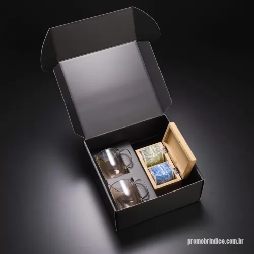 Caixa para chá personalizada - Kit VIP Chá apresentado em uma sofisticada embalagem, perfeito para momentos de relaxamento e bem-estar. Contém duas elegantes canecas de vidro de parede dupla com capacidade de 250ml, garantindo melhor conservação da temperatura e um toque refinado ao servir. Acompanha uma elegante caixa de chás em bambu, com dois compartimentos e fecho magnético, proporcionando organização e sofisticação. Um brinde exclusivo e elegante da Youdu Brindes.