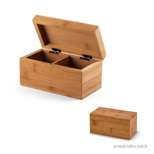 Caixa para chá personalizada - Caixa de chás em bambu, com 2 compartimentos e fecho com ímã. Fornecida em caixa presente de papel kraft reciclado. Certificação EU Food Grade. A cor e o resultado da impressão nos materiais naturais pode variar entre produtos. 160 x 87 x 78 mm | Caixa kraft: 166 x 91 x 87 mm