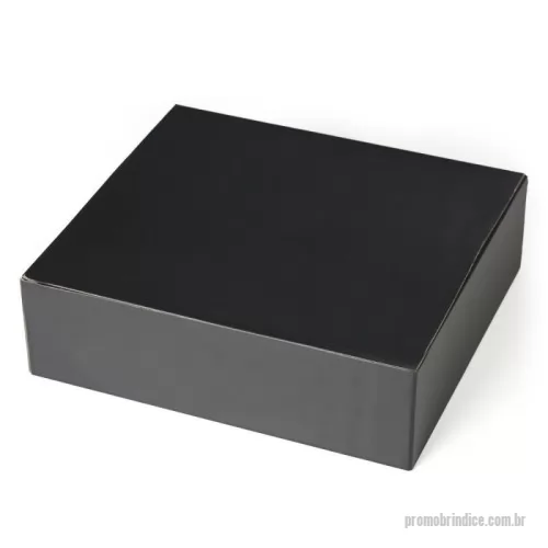 Caixa personalizada - Caixa para Presente em papelão preto fosco com fundo automático. Superfície da caixa: papel 300g, branco por dentro e preto por fora, micro ondulado de 220g Medidas: 37x33x11