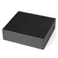 Caixa para Presente em papelão preto fosco com fundo automático. Superfície da caixa: papel 300g, branco por dentro e preto por fora, micro ondulado de 220g Medidas: 37x33x11
