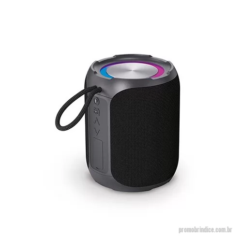 Caixa térmica personalizada - Caixa de som em ABS 100% reciclado, à prova de água com classificação IPX6. Possui bateria de 2.600 mAh, com autonomia de aproximadamente 6h. Com 30W (2 x 15W) de potência, transmissão BT 5.3, leitor microSD e entrada AUX. Inclui cabo de carregamento USB-C e cabo Jack 3.5 mm. Permite emparelhar duas caixas Avicenna para efeito estéreo. Fornecida em caixa presente de papel kraft. Dimensões: ø105 x 130 mm - Caixa: 110 x 140 x 110 mm.