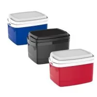 Cooler com 12 Litros de capacidade, livre de bisfenol (BPA FREE), alças laterais embutidas, alça de mão articulável e retrátil, tampa com trava, porta-copos e isolamento térmico em isopor (EPS).