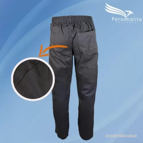 Calça personalizada - Calça brim, modelo com reforço no cavalo, personalizada com seu logotipo em silk. Produzida com brim pesado, material de alta qualidade composto em 100% algodão, proporcionando maior durabilidade, resistência, segurança e conforto ao colaborador. Disponível em diversas cores e com tamanhos do P ao EXG. Detalhes como bolsos, bolso cargo, reforço nos joelhos, faixa refletiva etc podem ser inseridos, consultar valores