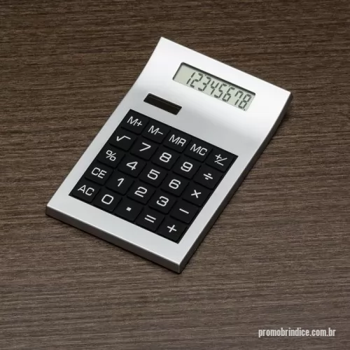 Calculadora personalizada - Calculadora plástica prata de 8 dígitos com detalhes preto. Modelo solar, parte inferior preta e com borrachas anti-deslizantes. Acompanha uma bateria L1131.  Altura :  14,7 cm  Largura :  9,2 cm  Medidas aproximadas para gravação (CxL):  5,4 cm x 3 cm  Peso aproximado (g):  77