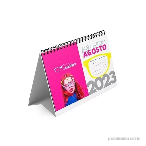 Calendário de mesa personalizado - Calendário de Mesa com base em Triplex 300g e 16 páginas personalizadas no tamanho 15 x 10cm no papel Couchê Fosco 150g, 4 x 4 cores, Wire-o e Base Sem Impressão. O calendário é o brinde que acompanha o seu cliente por todo o ano.