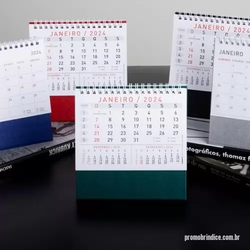 Calendário de mesa personalizado - Calendário de mesa 2024 em papel couche 115g, base percalux.  Altura :  16,1 cm  Profundidade :  7,7 cm  Comprimento :  15,5 cm  Medidas aproximadas para gravação (CxL):  4,2 cm x 14,5 cm  Peso aproximado (g):  125