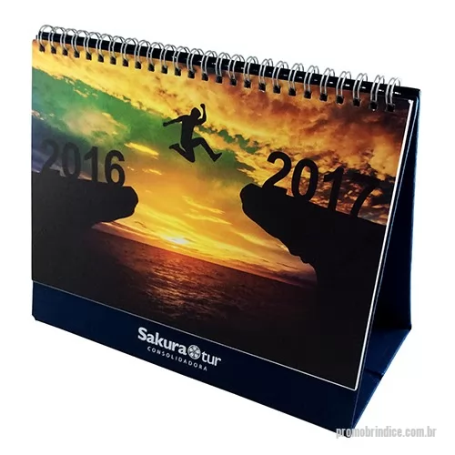 Calendário de mesa personalizado - Fabricação própria, a partir de 300 unidades pode ser personalizados do seu jeito. Calendário com 12 lâminas impressas em 4x4 cores em papel especial, base em papelão revestida em papel especial com gravação em hot stamp (dourado ou prata) ou baixo relevo e acabamento em wire-o. 