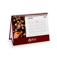 calendário de mesa, um brinde corporativo clássico e de grande utilidade no dia a dia. Fabricado em Papel Couchê Brilho 150g e disponível nas cores branca Personalização com marca gravada em impressão. Faça uma cotação conosco e compre a partir de 300 unidades.