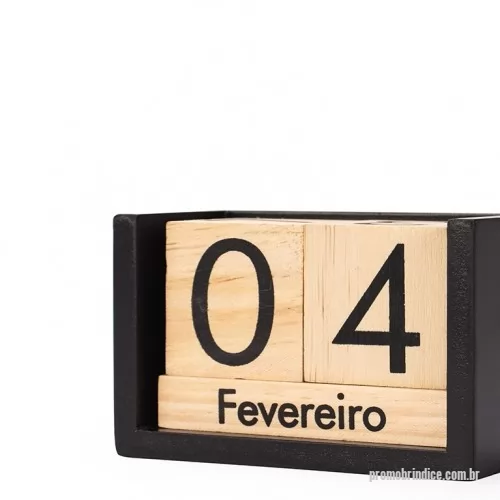 Calendário personalizado - Um calendário permanente em madeira que oferece minimalismo e elegância para qualquer ambiente. Dividido em um par de cubos com números dos dias do mês e outros três retângulos com os nomes dos meses, este é um calendário de montagem fácil e intuitiva através de seus blocos, contribuindo para uma rotina mais organizada enquanto serve como um elegante ornamento para mesas, estantes, prateleiras e outros espaços abertos.