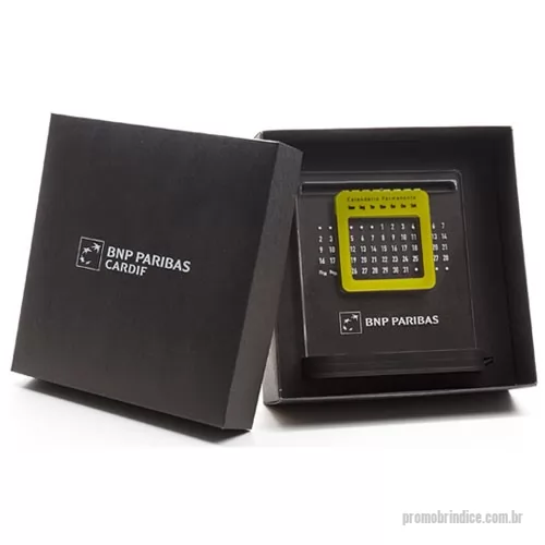 Calendário personalizado - Calendário permanente de LED produzido em acrílico de 6 mm com base em madeira MDF revestida, formato 13x15,3x3,5 cm com alimentação USB. Produto acondicionado em caixa de papel kraft 350 g 19x19x5,5 cm com personalização silkscreen a 1 cor na tampa e no totem de acrílico. 