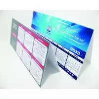 Calendário de mesa ou de bolso... para fixar a sua marca no cliente.