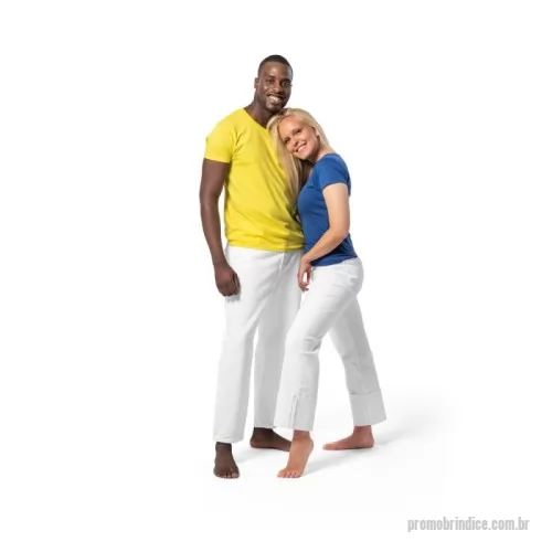 Camiseta personalizada - Camiseta unissex de corte regular em malha 100% algodão (135 g/m2) com fio 30/1 misto. Com gola em ribana 1,5x1,5 com fita de reforço e com costura dupla nas mangas, barra de fundo e laterais. Produto contém certificação ABVTEX. Fabricado no Brasil. Tamanhos: P, M, G, GG, XGG