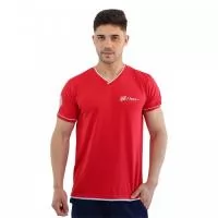 Camiseta gola V masculina manga curta. Podendo ser em diversos tecidos, e com opção de personalizar a sua logo e detalhes.