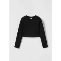 Camiseta cropped com gola redonda e manga comprida.