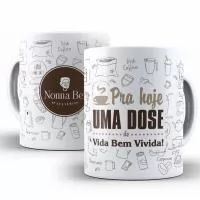 Caneca de cerâmica com capacidade para 325 ml, acompanha caixinha presente de papel kraft.