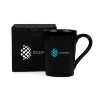 Caneca em cerâmica 230ml na cor preta; Acompanha embalagem kraft preta.