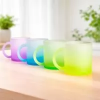 Caneca em vidro com acabamento fosco degradê e capacidade para até 350ml.  Altura :  9,5 cm  Largura :  11,3 cm  Circunferência :  25,3 cm