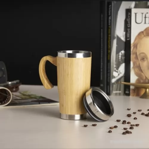 Caneca ecológica personalizada - Caneca Bambu de 500ml, pegador de bambu e parte interna em inox. Possui tampa com compartimento que pode ser aberto para beber.
