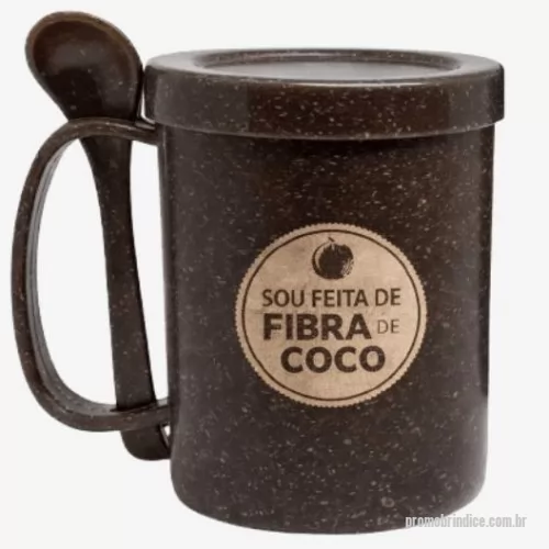 Caneca ecológica personalizada - Caneca de Fibra de Coco com tampa, produzida a partir de fibras naturais que reduzem significativamente o uso de plástico. Leve, resistente e com visual rústico moderno, mantém sua bebida protegida e prática para o dia a dia. Um brinde sustentável que transforma resíduos em um produto funcional e elegante. Ideal para empresas que desejam personalizar e reforçar compromisso ambiental com autenticidade. Solicite seu orçamento! Medidas: 9,5 cm de altura x 7,5 cm de diâmetro Gravação 5x5 cm Acompanha colher e tampa.