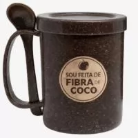 Caneca de Fibra de Coco com tampa, produzida a partir de fibras naturais que reduzem significativamente o uso de plástico. Leve, resistente e com visual rústico moderno, mantém sua bebida protegida e prática para o dia a dia. Um brinde sustentável que transforma resíduos em um produto funcional e elegante. Ideal para empresas que desejam personalizar e reforçar compromisso ambiental com autenticidade. Solicite seu orçamento! Medidas: 9,5 cm de altura x 7,5 cm de diâmetro Gravação 5x5 cm Acompanha colher e tampa.