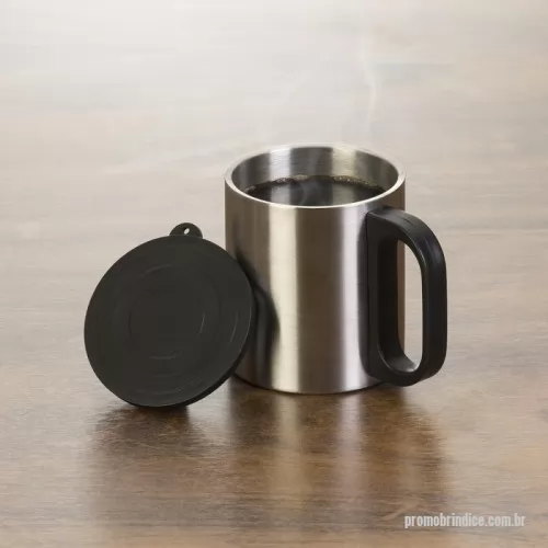 Caneca Inox personalizada - Caneca Inox 180ml  Descrição: Caneca de inox 180ml com cabo e tampa em plástico resistente (não é térmica).  Altura :  8,1 cm  Largura :  10 cm  Circunferência :  21,5cm  Medidas aproximadas para gravação (CxL):  7,5 cm x 6 cm  Peso aproximado (g):  84