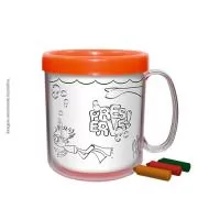 Caneca plástica injetada, atóxica, formada por duas peças encaixáveis e um refil (impressão preto e branco) para colorir. Acompanha 3 unidades de giz de cera. Capacidade de 300 mL