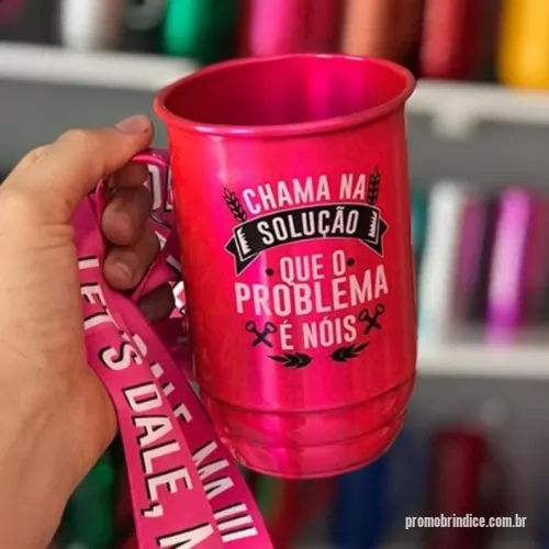 Caneca personalizada - Caneca de alumínio 500 ml com tirante incluso de 1.40 m de comprimento e 25 mm de largura. Tamanho da caneca: 10,5 x 6,3cm. (Tirante e caneca personalizados sem limite de cores)