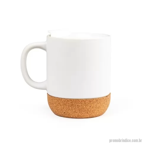 Caneca personalizada - Desfrute dos seus momentos de pausa com nossa caneca de porcelana de 350?ml, projetada para unir elegância e funcionalidade. Perfeita para chás gelados ou cafés quentinhos, ela vem com tampa plástica de bocal e trava que evita derramamentos, ideal para levar para o trabalho ou home office. A base em cortiça proporciona isolação térmica e um toque sustentável ao design, além de proteger superfícies sensíveis. Um acessório versátil que acompanha seu dia do amanhecer ao anoitecer com muito estilo.  Capacidade: 350?ml  Altura: 10,8?cm  Diâmetro externo: 12,4?cm  Circunferência: 27,9?cm  Área para gravação: 6?cm x 2?cm  Peso aproximado: 389?g