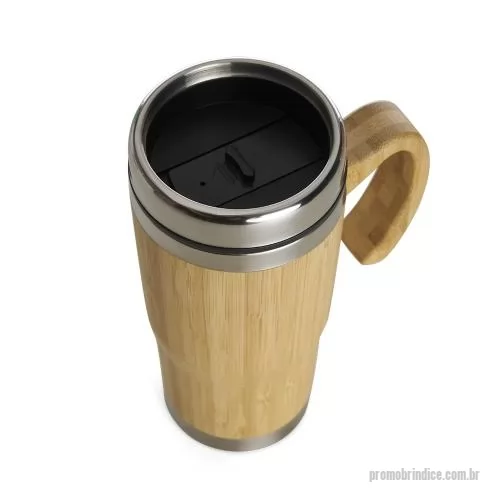 Caneca personalizada - Caneca com capacidade de 450ml, revestimento externo em bambu, parte interna em aço inox, alça também em bambu e tampa de encaixe com abertura deslizante para beber. A combinação dos materiais cria um contraste marcante entre o acabamento natural e o