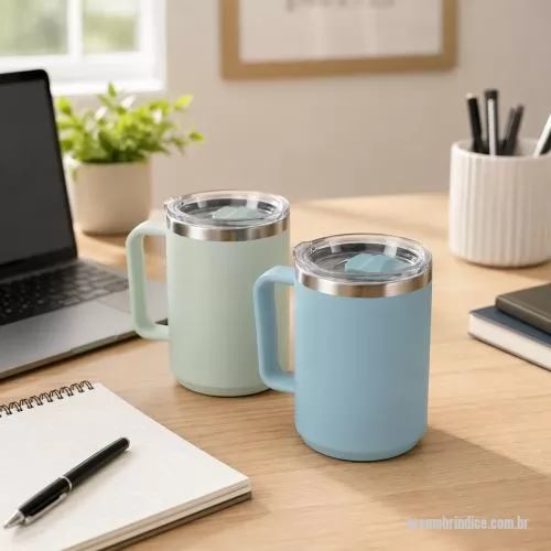 Caneca personalizada - Caneca com capacidade de 450ml, produzida em plástico polipropileno (PP) e equipada com interior em inox 304, combinação que auxilia na conservação da temperatura das bebidas. A tampa plástica possui fechamento por encaixe e contribui para um uso mai