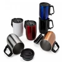 Caneca 400 ml parede dupla em Inox, com pegador de plástico, contém tampa com compartimento que ao deslizar, pode ser aberto para beber e base com EVA antiderrapante.