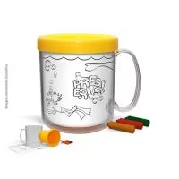 Caneca plástica, atóxica, composta por duas partes encaixáveis, um corpo cristal transparente em Plástico Premium (PS Cristal), um refil colorido em Plástico Premium (PP) e um refil de papel com impressão colorida para colorir,. Acompanha 3 unidades de giz de cera. Capacidade para 300 ml.