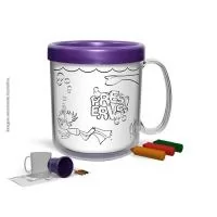 Caneca plástica, atóxica, composta por duas partes encaixáveis, um corpo cristal transparente em Plástico Premium (PS Cristal), um refil colorido em Plástico Premium (PP) e um refil de papel com impressão colorida para colorir,. Acompanha 3 unidades de giz de cera. Capacidade para 300 ml.
